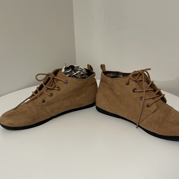 Forever 21 flat beige suede booties - Picture 6 of 7
